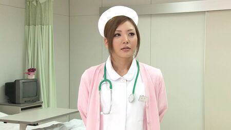 Une infirmière japonaise sexy se fait baiser sur un lit d'hôpital par un patient excité !