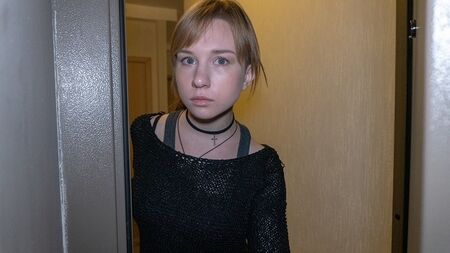 DEBT4k. Si la jeune fille n'a pas d'argent, elle devrait prendre tous ses vêtements