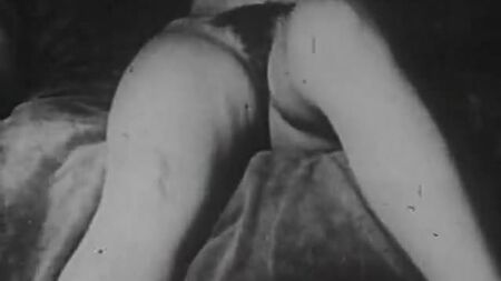 Deux filles nues se faisant plaisir (vintage des années 1930)