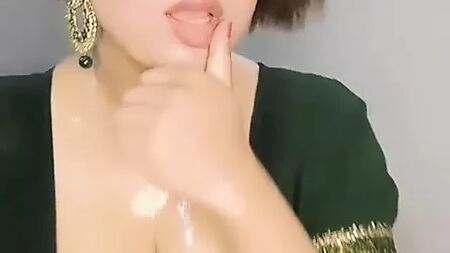 Je suis une jeune fille bengalie. Appelez-moi Sherni Lovely Ghosh