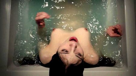 India Eisley : diverses scènes de nudité et de sexe