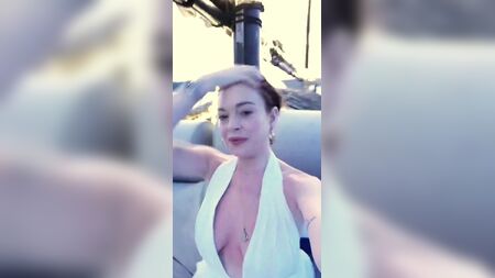 Lindsay Lohan (décolleté) : un téton qui s'échappe