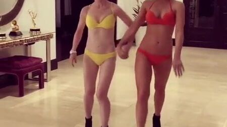 Kate Beckinsale et Kathy Griffin défilent en bikini