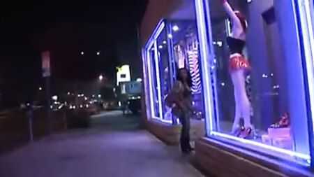 Petit doigt et fesses rebondies, tellement délicieux