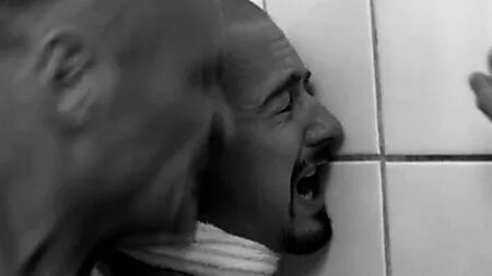 Scène de bagarre dans un film grand public - American History X