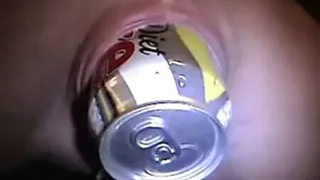 Chatte dilatée et percée, avec une canette de Coca-Cola à l'intérieur Piercings corporels