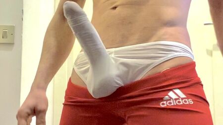 Un short Adidas rouge et un string en soie moulant