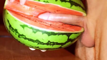 Baise avec un fruit et auto-avalage : le meilleur arrive après l'orgasme