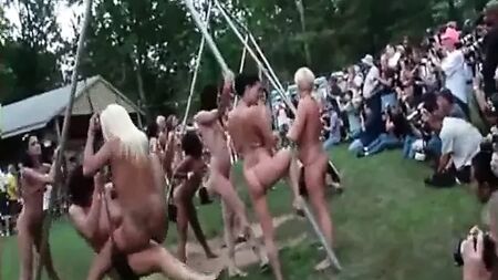 Le Velvet Swingers Club s'amuse au Panderosa, un complexe hôtelier où le nudisme est de mise