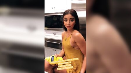 Sarah Hyland, les tétons qui pointent sous une robe jaune courte