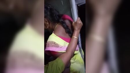 Une tante tamoule sexy est dans le bus
