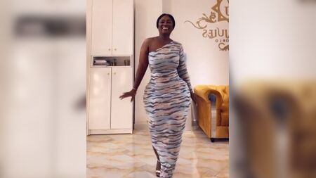 Une milf bien en chair qui danse