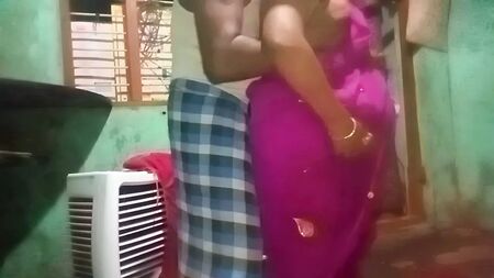 Une tante tamoule aux gros seins qui pisse sur son vrai mari