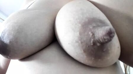 De gros tétons bien charnus sur de gros seins naturels