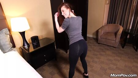 Amelia, une MILF de 45 ans adepte du yoga, se déshabille
