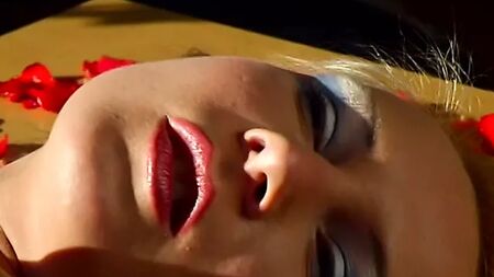 Une blonde aux yeux bleus se fait baiser sauvagement