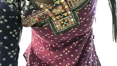 Une jeune Indienne amateur se montre nue devant la caméra