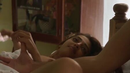 Radhika Apte dévoile ses seins et ses fesses