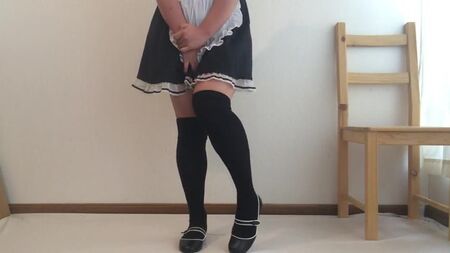 Une jolie femme de chambre japonaise se fait pipi dessus