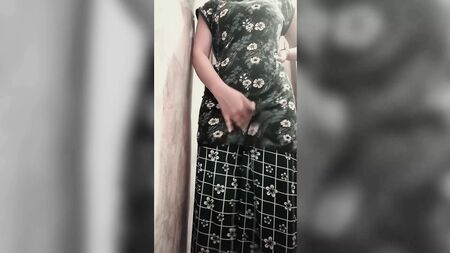 Partie 1 : Riya, une jeune Indienne, se livre à des conversations coquines par téléphone avec son petit ami