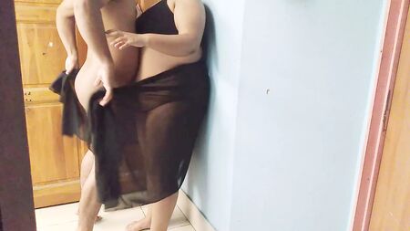 (Malik a baisé sa jeune femme de ménage indienne à fond) Ma nouvelle femme de ménage, belle et intelligente – Gros seins et gros cul – Vidéo maison