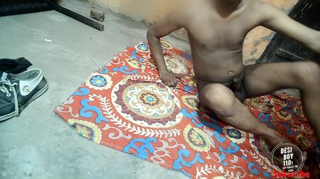 Une fille de Nagnga se masturbe à fond sur le sol, un garçon indien se masturbe à la main sur le sol