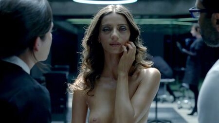 Scènes de nudité et lesbiennes d'Angela Sarafyan dans Westworld sur ScandalPlanet