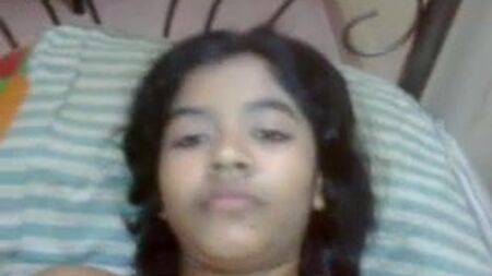 Une fille d'origine indienne avec une jolie chatte