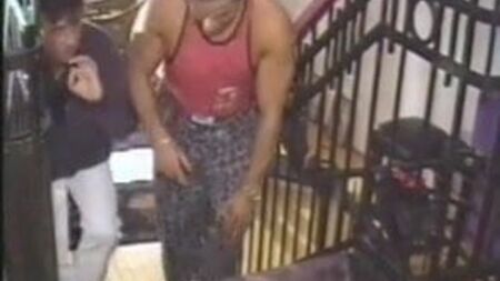Une salope d'âge mûr en bottes se fait baiser sauvagement