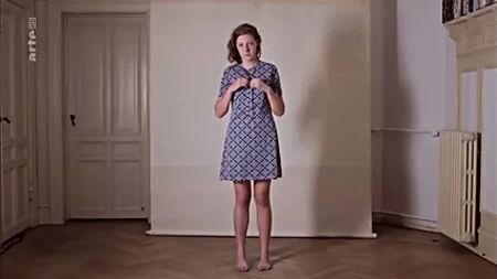 Le strip-tease de la fille d'à côté