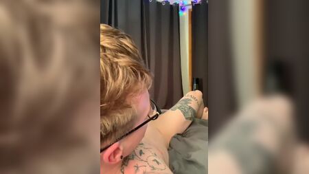 Grosse bite et couilles. Branlette. Éjaculation massive