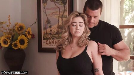 Une femme mariée infidèle aux gros seins suce bien