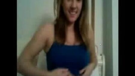 Une fille montre ses seins et sa chatte devant la caméra – SERBE
