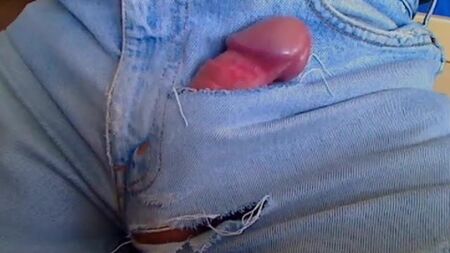 Une érection incontrôlée dans mon jean déchiré