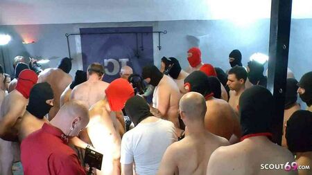 Une chatte pleine de sperme - Gang bang bukkake allemand avec éjaculation interne