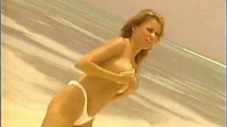 Sofia Vergara en bikini et seins nus pour un calendrier sur ScandalPlanet