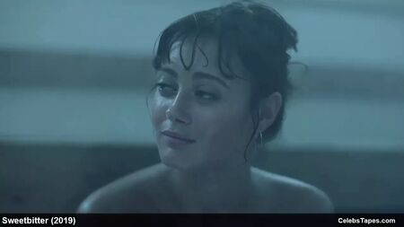 Scènes érotiques et seins nus d'Ella Purnell dans le film