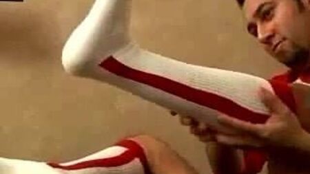 Un beau gosse porte fièrement des chaussettes de baseball rouges à boucles, disponibles en vente libre