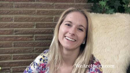 Naomi se déshabille complètement pendant qu'elle donne une interview