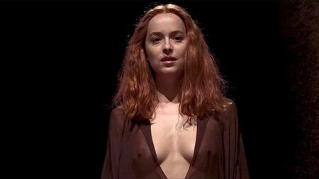 Dakota Johnson : tétons visibles sur ScandalPlanet.Com