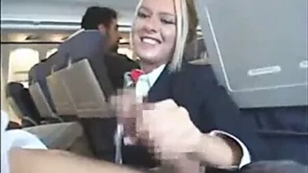Fellation et branlette par une hôtesse de l'air