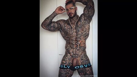 Tatouage sexy, muscles saillants, grosse bite : Leon Yaki (Yaki boy)