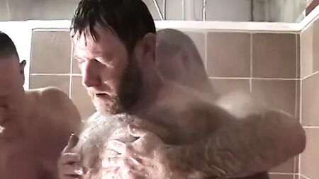 en balade... papa ours va prendre une douche à la salle de sport