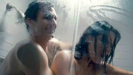 Olivia Munn : sexe sous la douche et soirée sur ScandalPlanetCom