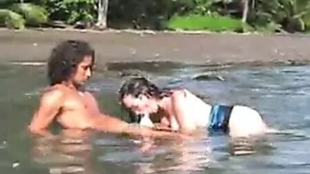 Nikki Fritz : fellation hard et sexe sur une plage du Costa Rica