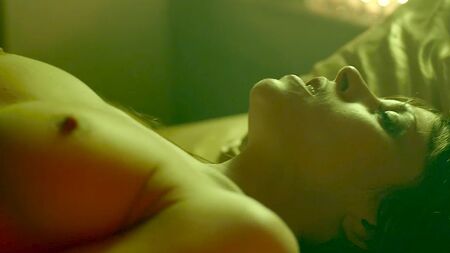 Scène de sexe avec Ashley C. Williams et Tahyna Tozzi nues dans « Julia »
