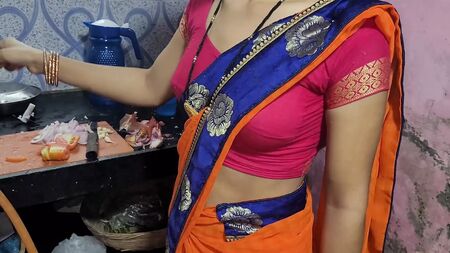 Desi bhabhi était en train de cuisiner dans la cuisine lorsque son beau-frère s'est approché par derrière