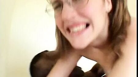 Une lycéenne brune se fait éjaculer du sperme noir sur ses lunettes