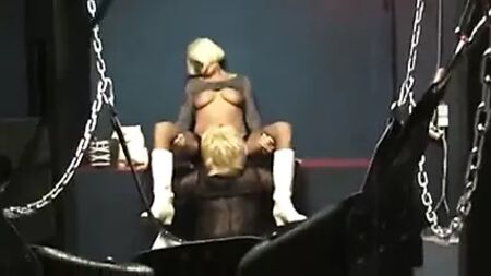 Un couple rencontre un travesti dans un cinéma porno