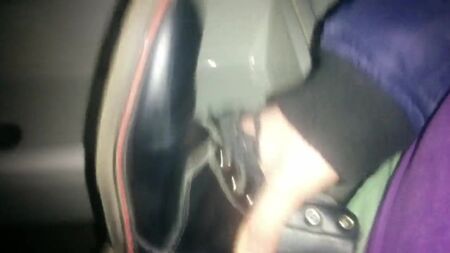 Éjaculer dans les bottes noires Dr. Martens d'une fille à la salle de sport